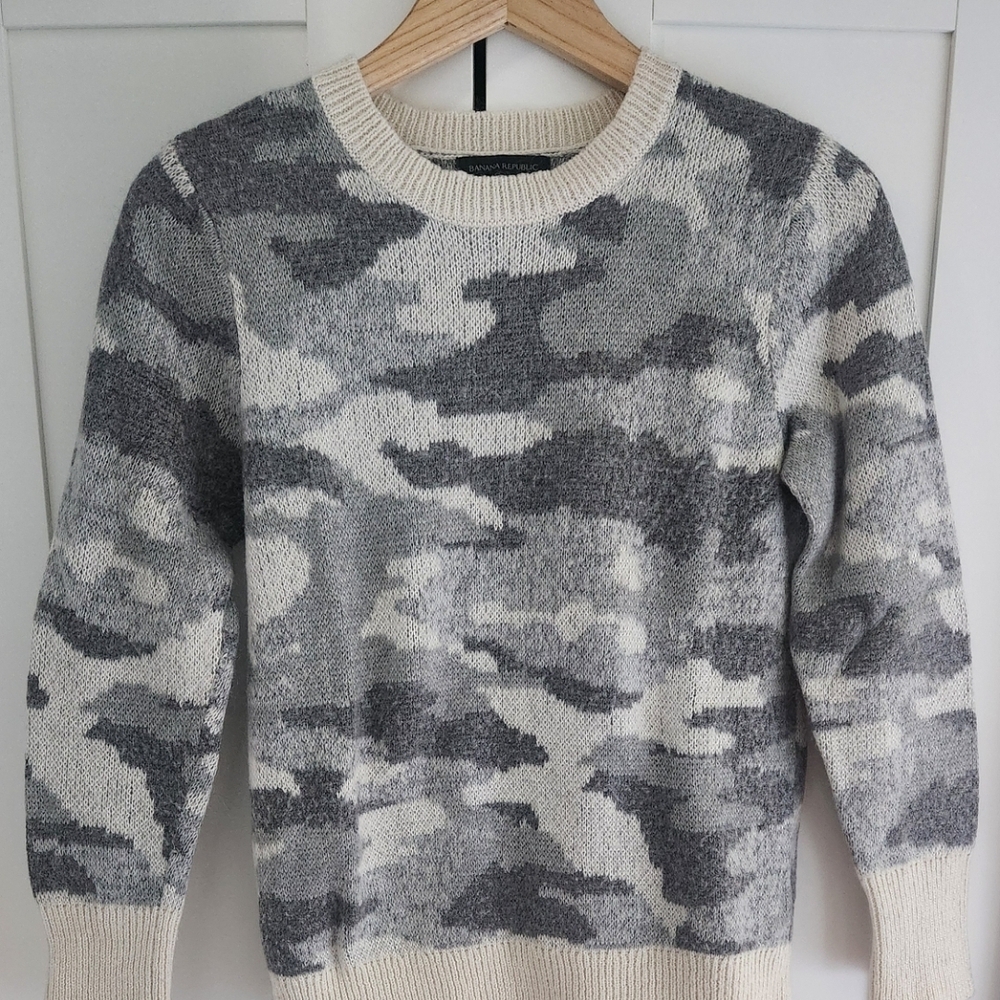 Banana Republic Gray Print Crewneck Sweater
